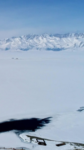 航拍雪山和湖泊新疆风景视频