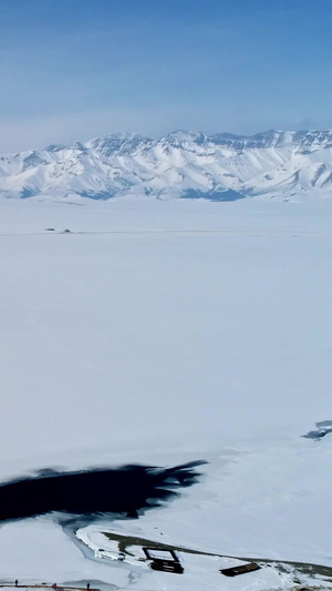 航拍雪山和湖泊新疆风景6秒视频