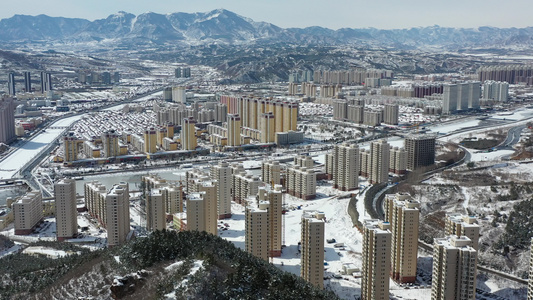 航拍县城雪后雪景视频