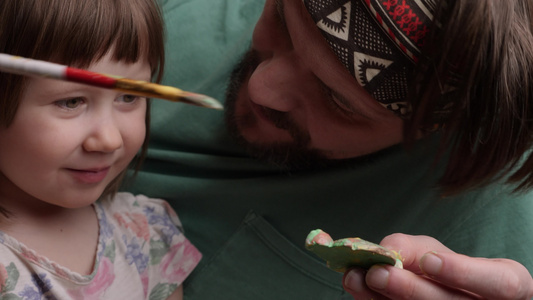 女儿和父亲一起画画共度时光视频