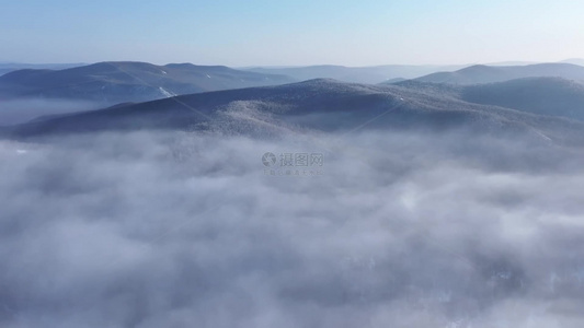 冬季航拍高山雾中森林视频