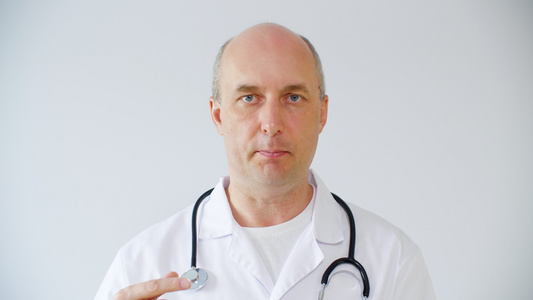 专业男医生,解释诊断和安抚病人的男性专业医生视频