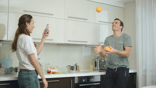 快乐的一对夫妇起在厨房做健康早餐视频