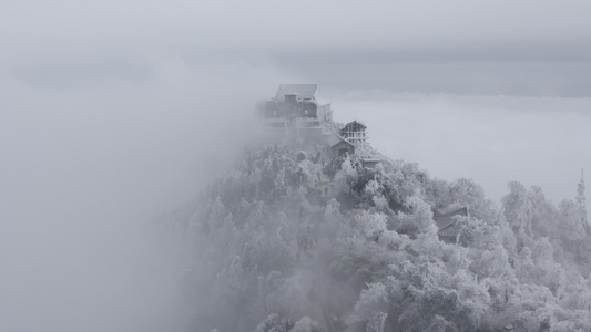 大雾中冰雪衡山视频