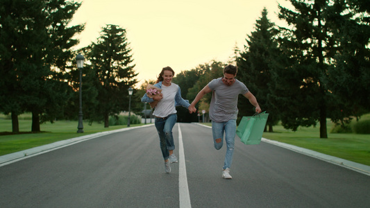情欢侣手牵 在夏天公园的路上奔跑视频
