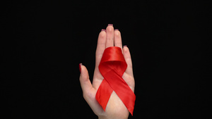 支持世界援助日妇女双手上的红色丝带11秒视频