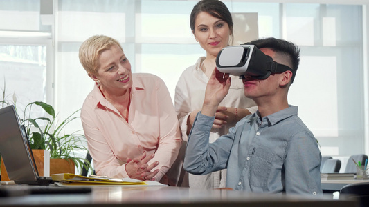 使用3DVR眼镜观看年轻商人的同僚视频