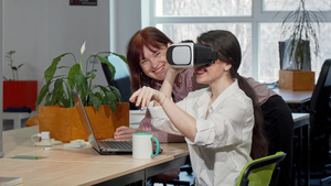 两名女商业同事在工作时尝试VR眼镜9秒视频