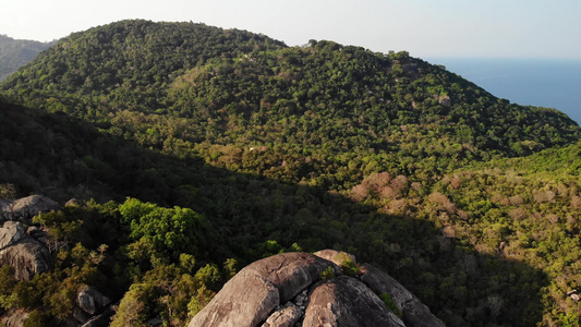热带岛屿的丛林和山脉。在泰国阳光明媚的日子里，无人机可以欣赏到涛岛火山岩石地形上的绿色丛林和巨石视频