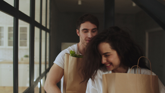 快乐的一对夫妇带着健康食品纸袋步行视频