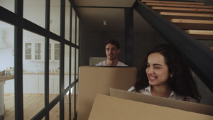 快乐的一对夫妇,箱 搬到新公寓30秒视频