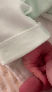 出生婴儿的小手竖构图视频