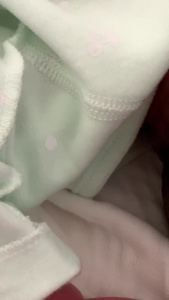 出生婴儿的小手竖构图视频