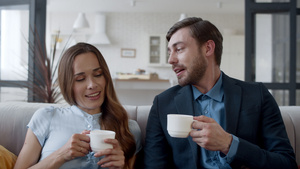 家庭幸福的情侣在家喝茶13秒视频