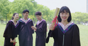 8K毕业季展示学位证的女青年19秒视频