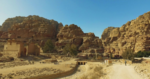 瓦迪拉姆沙漠砂岩和花岗岩岩石的山谷7秒视频