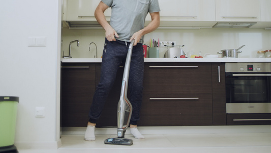 享受男人在厨房打扫地板的快乐[同享]视频