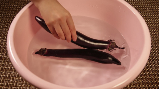 粉色水盆加盐清洗茄子 视频