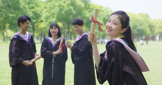 8K展示学位证书的女青年视频