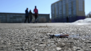 城市体育场的沥青跑道上躺着一个废弃的烟头8秒视频