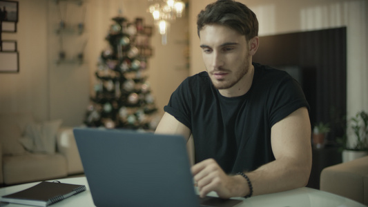 快乐的人工作 笔记本电脑在圣诞节视频