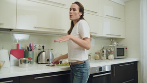 在现代厨房跳舞的开心女人16秒视频