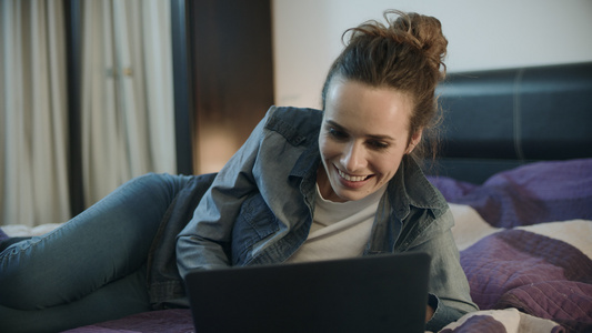在家里用笔记本电脑笑的开心女人视频