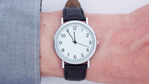 穿着手腕手表的男子的近距离时间折断27秒视频