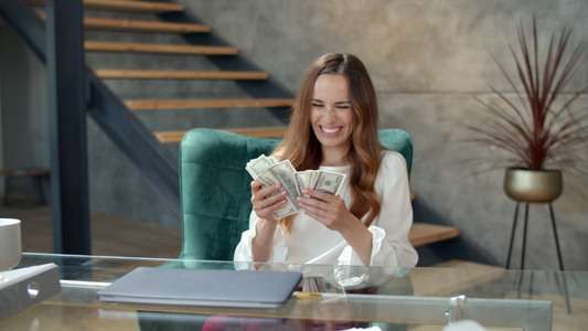 快乐的女人扔了一堆钱[永远快乐]视频