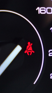 汽车仪表盘安全带指示灯特写警示灯视频