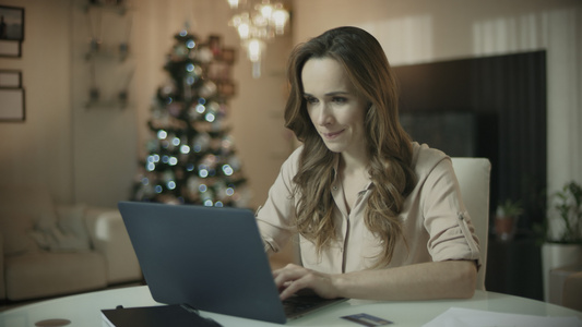 在xmas家中使用膝上型计算机的快乐妇女视频