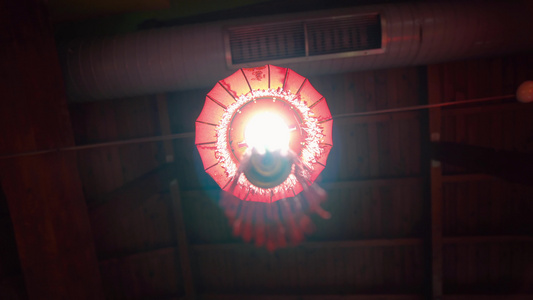 一家餐馆的传统红灯灯笼视频