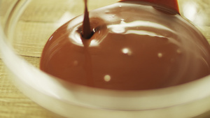 热巧克力加在玻璃碗上 慢动的热巧克力21秒视频