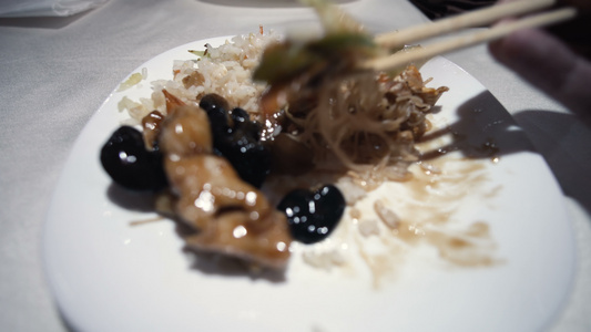 吃牛肉面、大米和黑蘑菇,在阿萨餐馆吃晚饭,用棍棒来吃热传统中国菜视频