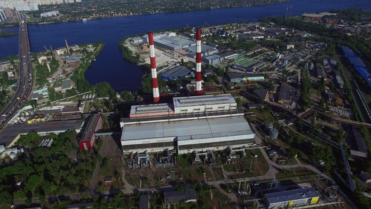 城市发电厂的工业管道视频