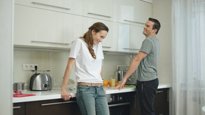 快乐的情侣在厨房互相拥抱26秒视频