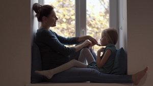 年轻孕妇在窗台上用绿绿色衣服抽女儿的风18秒视频
