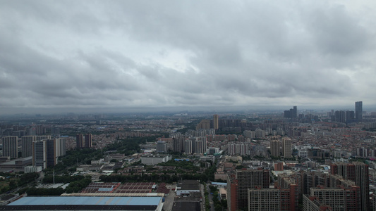 航拍乌云中的城市视频