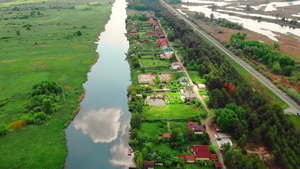 阳光明媚的农村建筑物上方风景19秒视频