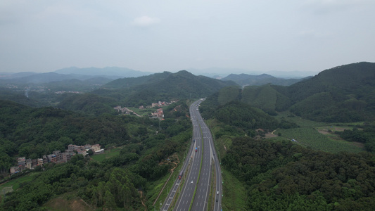 山间的高速公路航拍视频