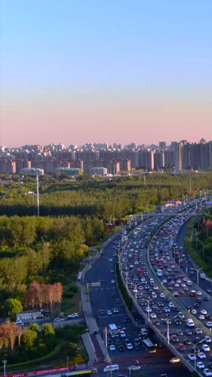 北京CBD四环外桥高峰期的车流延时时间流逝13秒视频