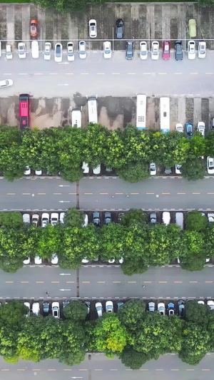航拍城市住宅小区公共地面管理有序停放的车辆停车场素材城市风光47秒视频