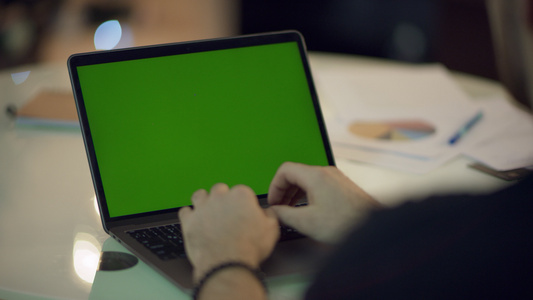 用绿色屏幕操作笔记本电脑的人手[基本操作]视频