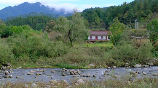 山中的乡村田园绝美风光视频