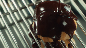 美味蛋糕上融化的巧克力 慢地流动26秒视频