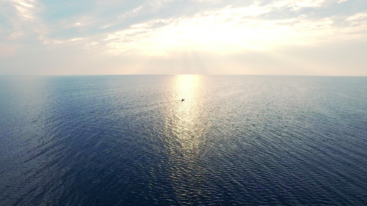 日落风景的海中男子皮艇视频