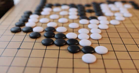 可爱的男孩在窗边下围棋视频