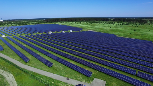 现代太阳能农场,生产清洁可再能源视频