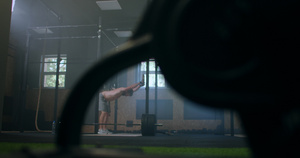 男子用健身带将手臂绑在杠铃上9秒视频