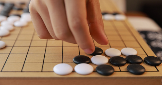 可爱的男孩在窗边下围棋视频